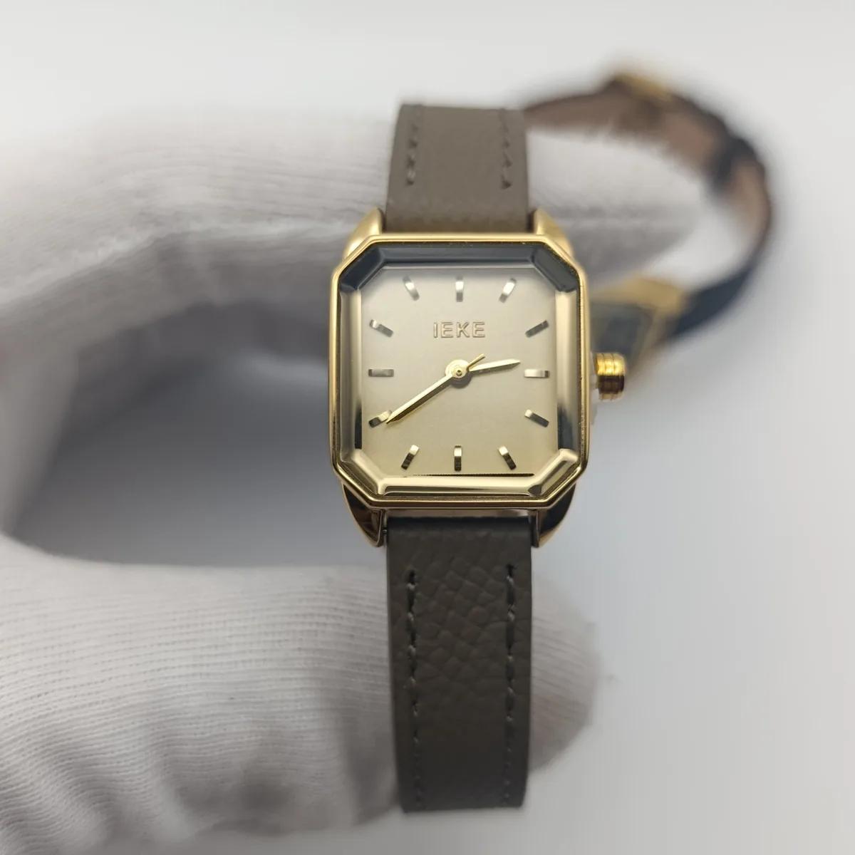 Montre IEKE Carrée Bracelet Cuir — Boîtier carré doré aux angles coupés, bracelet en cuir taupe ou noir, cadran champagne ou noir.