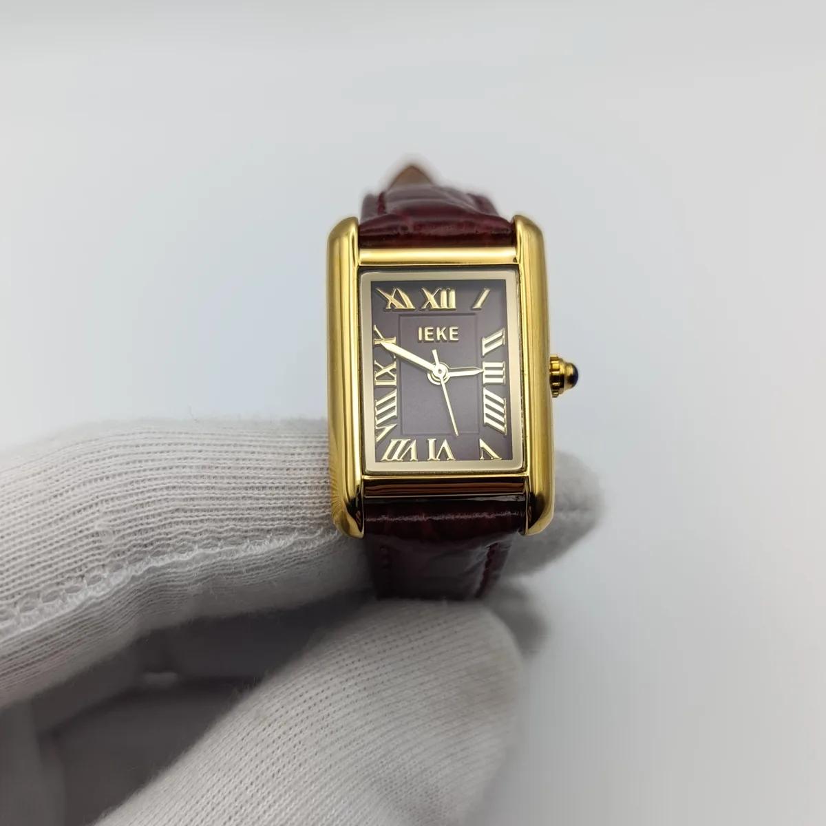 Montre Femme  Rectangulaire – Chiffres Romains & Bracelet Bordeaux Effet Croco — Montre femme rectangulaire, boîtier doré, cadran à chiffres romains, bracelet fin bordeaux effet croco.