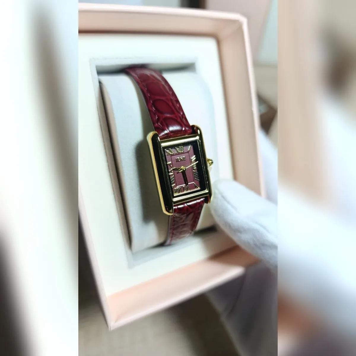 Montre Femme Rectangulaire – Chiffres Romains & Bracelet Bordeaux Effet Croco — Montre femme rectangulaire, boîtier doré, cadran à chiffres romains, bracelet fin bordeaux effet croco.