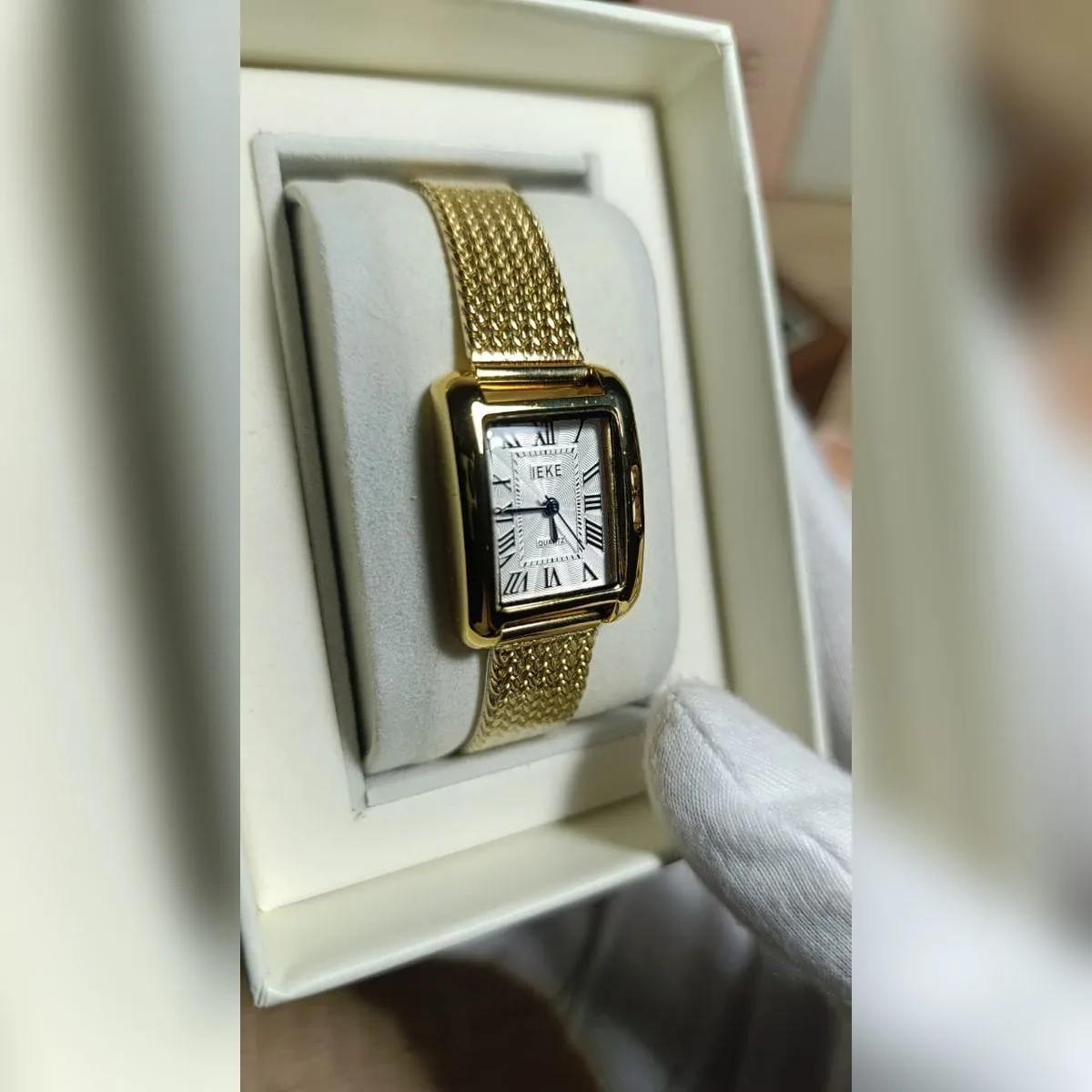 Montre Femme Roman Doré – Cadran Rectangulaire Blanc & Bracelet Maille — Acier inoxydable & verre, cadran blanc chiffres romains, bracelet maille dorée