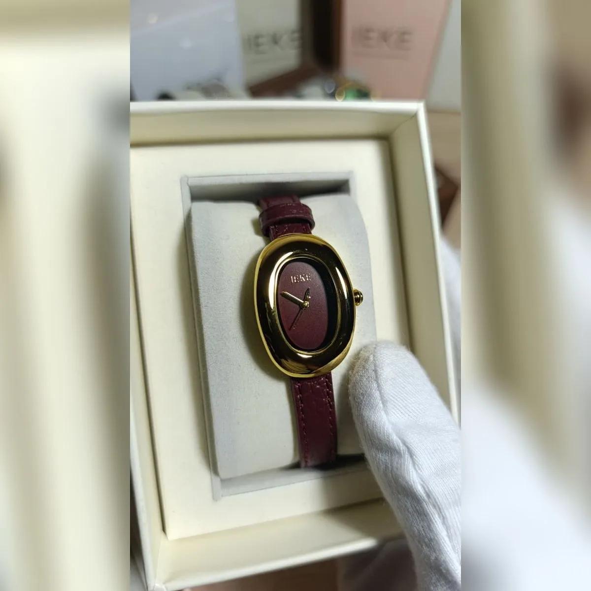 Montre Femme Vintage Rouge – Bracelet Cuir Rétro — Montre à quartz vintage pour femme, coloris rouge, bracelet en cuir rétro.